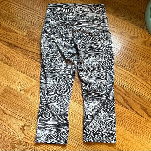 Lululemon In Movement Crop Everlux 19" in Swerve Vapor Metal Grey size 6 - Picture 5 of 8